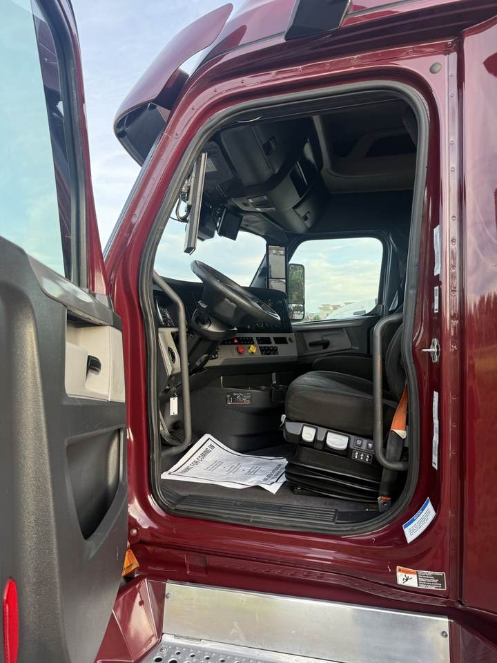 2021 Freightliner CASCADIA126 72" Mid Roof Sleeper, interior photo 6