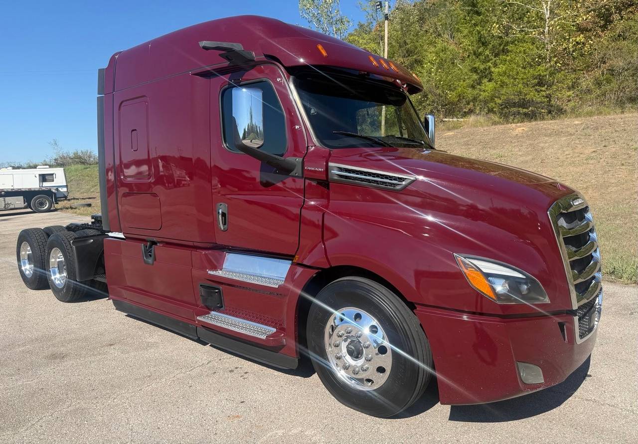 2021 Freightliner CASCADIA126 72" Mid Roof Sleeper, exterior photo 1