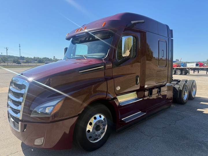 2021 Freightliner CASCADIA126 72" Mid Roof Sleeper, exterior photo 2