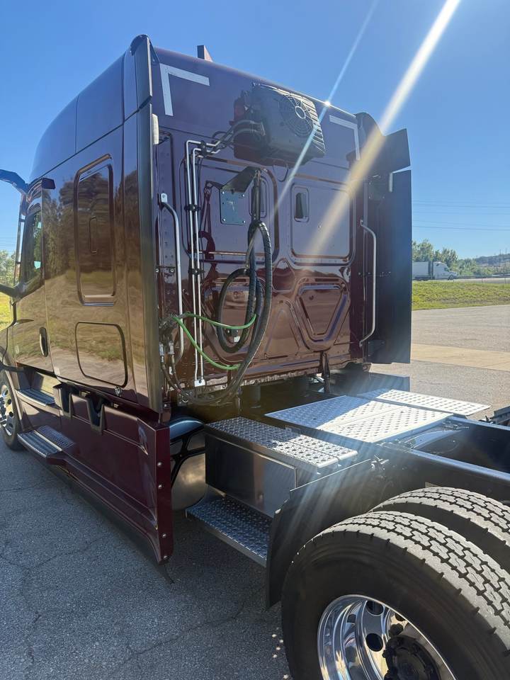 2021 Freightliner CASCADIA126 72" Mid Roof Sleeper, exterior photo 3