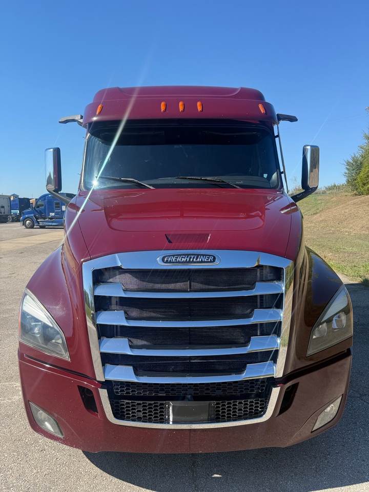 2021 Freightliner CASCADIA126 72" Mid Roof Sleeper, exterior photo 4
