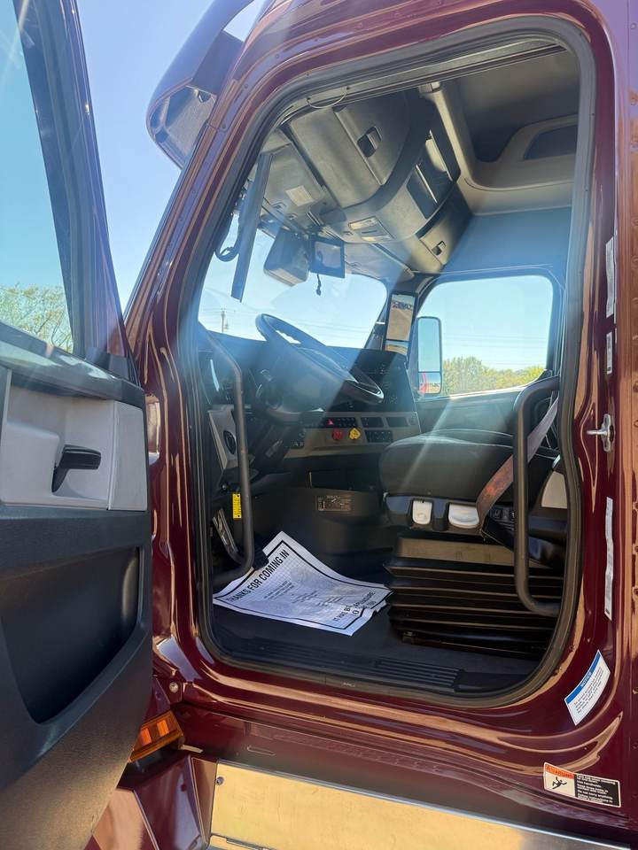 2021 Freightliner CASCADIA126 72" Mid Roof Sleeper, interior photo 5