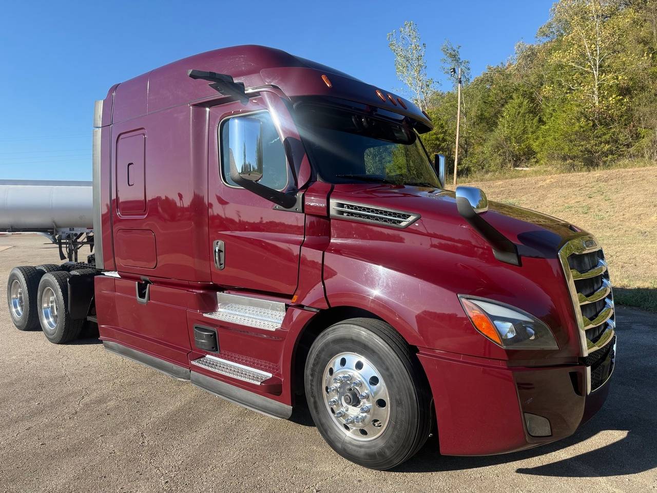 2021 Freightliner CASCADIA126 72" Mid Roof Sleeper, exterior photo 1