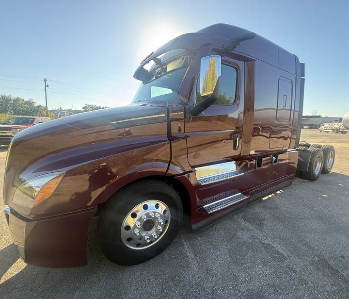 2021 Freightliner CASCADIA126 72" Mid Roof Sleeper, exterior photo 2