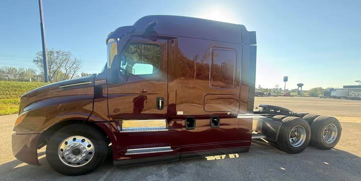 2021 Freightliner CASCADIA126 72" Mid Roof Sleeper, exterior photo 3