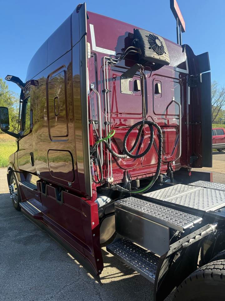 2021 Freightliner CASCADIA126 72" Mid Roof Sleeper, exterior photo 4