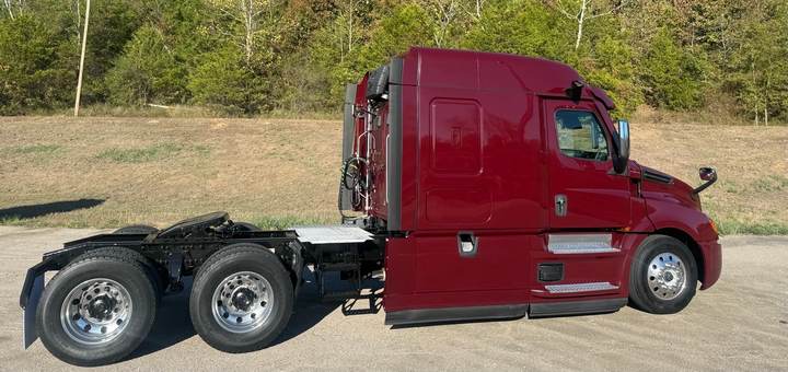 2021 Freightliner CASCADIA126 72" Mid Roof Sleeper, exterior photo 5