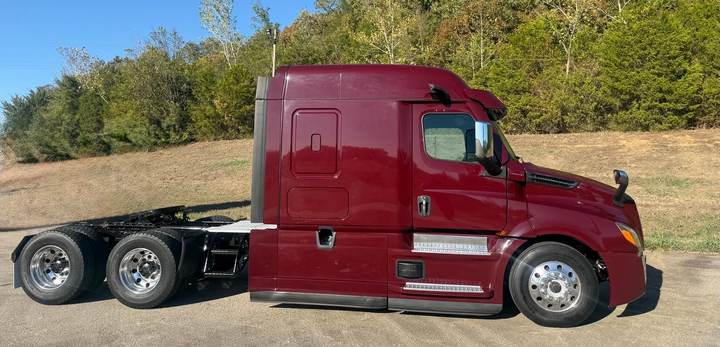 2021 Freightliner CASCADIA126 72" Mid Roof Sleeper, exterior photo 6