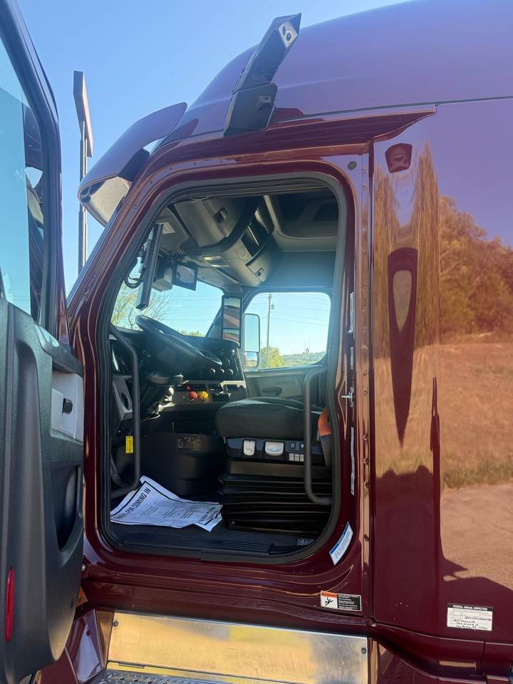 2021 Freightliner CASCADIA126 72" Mid Roof Sleeper, interior photo 7