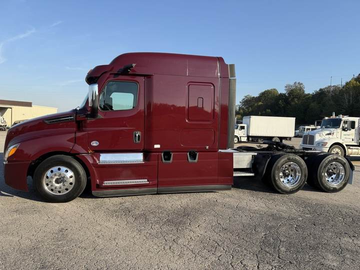 2021 Freightliner CASCADIA126 72" Mid Roof Sleeper, exterior photo 2