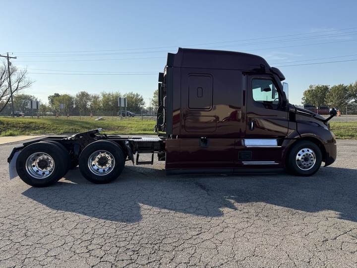 2021 Freightliner CASCADIA126 72" Mid Roof Sleeper, exterior photo 3