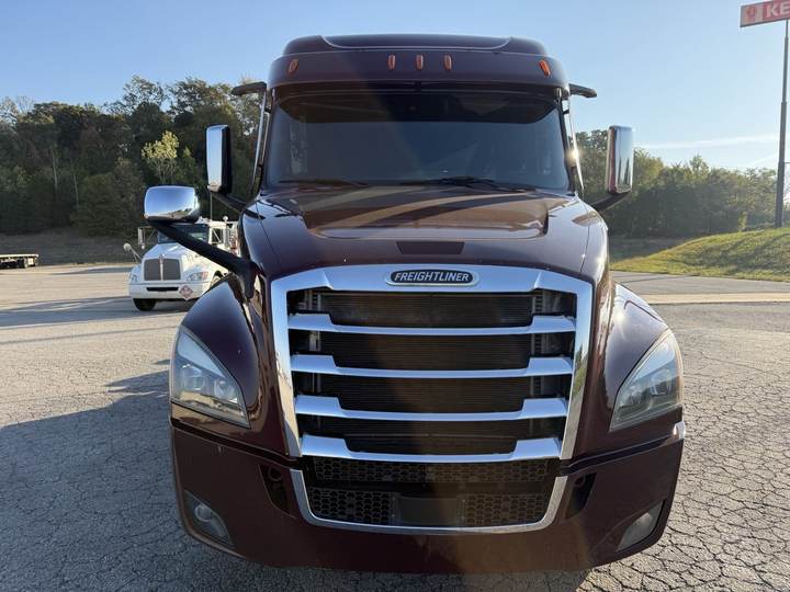2021 Freightliner CASCADIA126 72" Mid Roof Sleeper, exterior photo 4