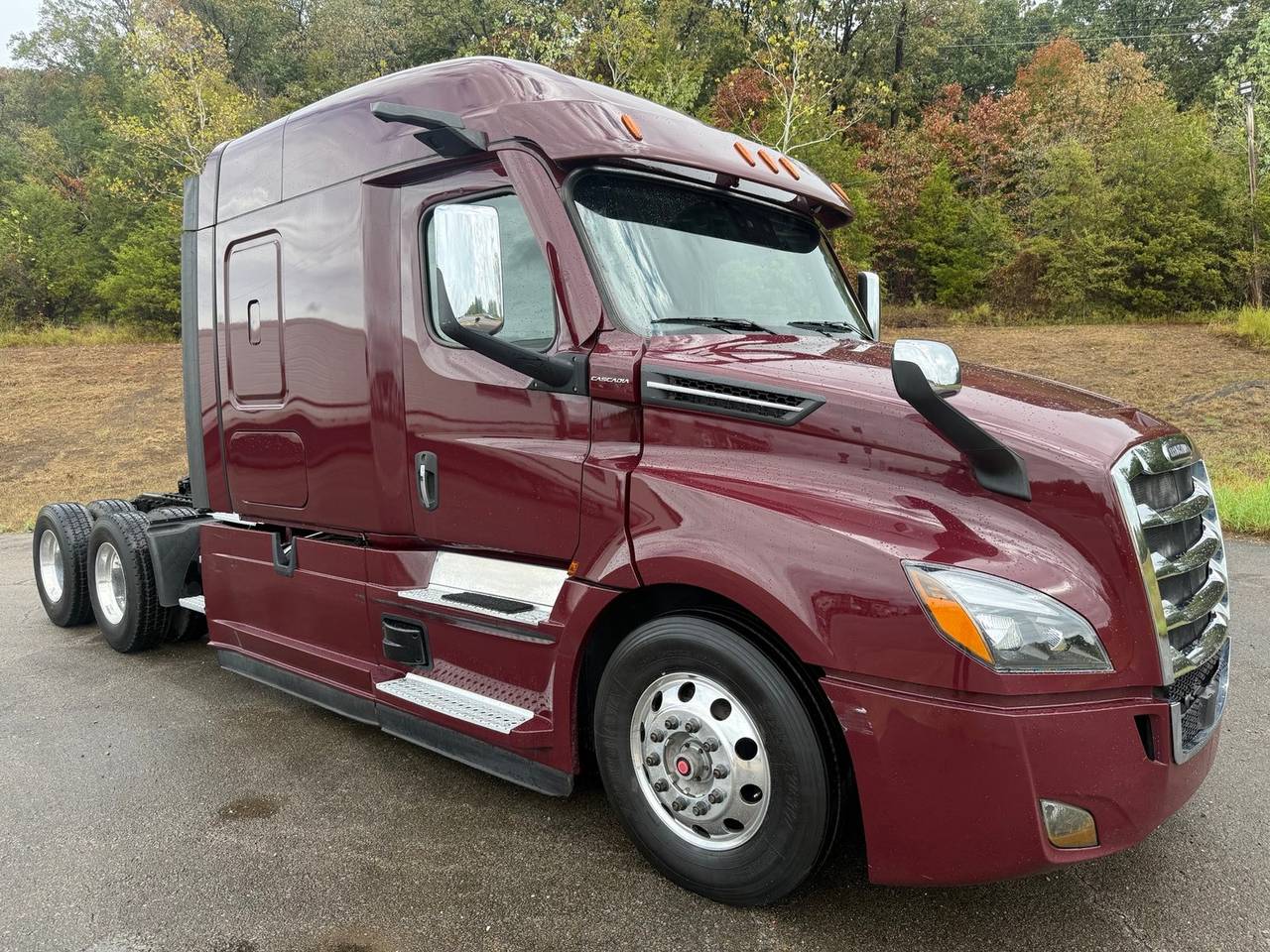 2021 Freightliner CASCADIA126 72" Mid Roof Sleeper, exterior photo 1