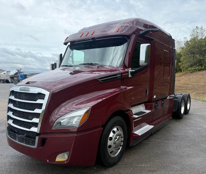 2021 Freightliner CASCADIA126 72" Mid Roof Sleeper, exterior photo 2