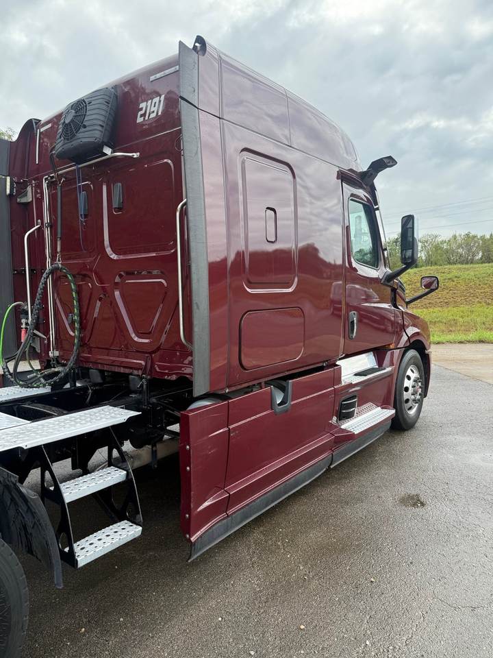 2021 Freightliner CASCADIA126 72" Mid Roof Sleeper, exterior photo 3