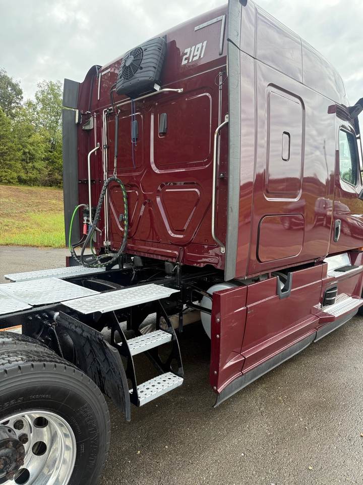 2021 Freightliner CASCADIA126 72" Mid Roof Sleeper, exterior photo 4