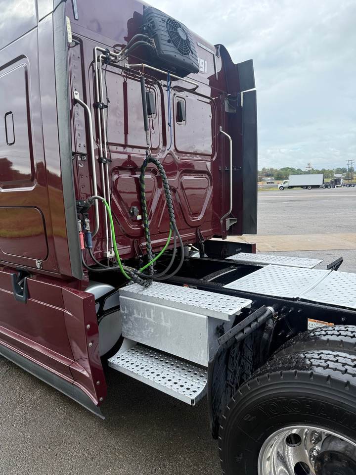 2021 Freightliner CASCADIA126 72" Mid Roof Sleeper, exterior photo 6