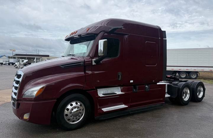 2021 Freightliner CASCADIA126 72" Mid Roof Sleeper, exterior photo 7