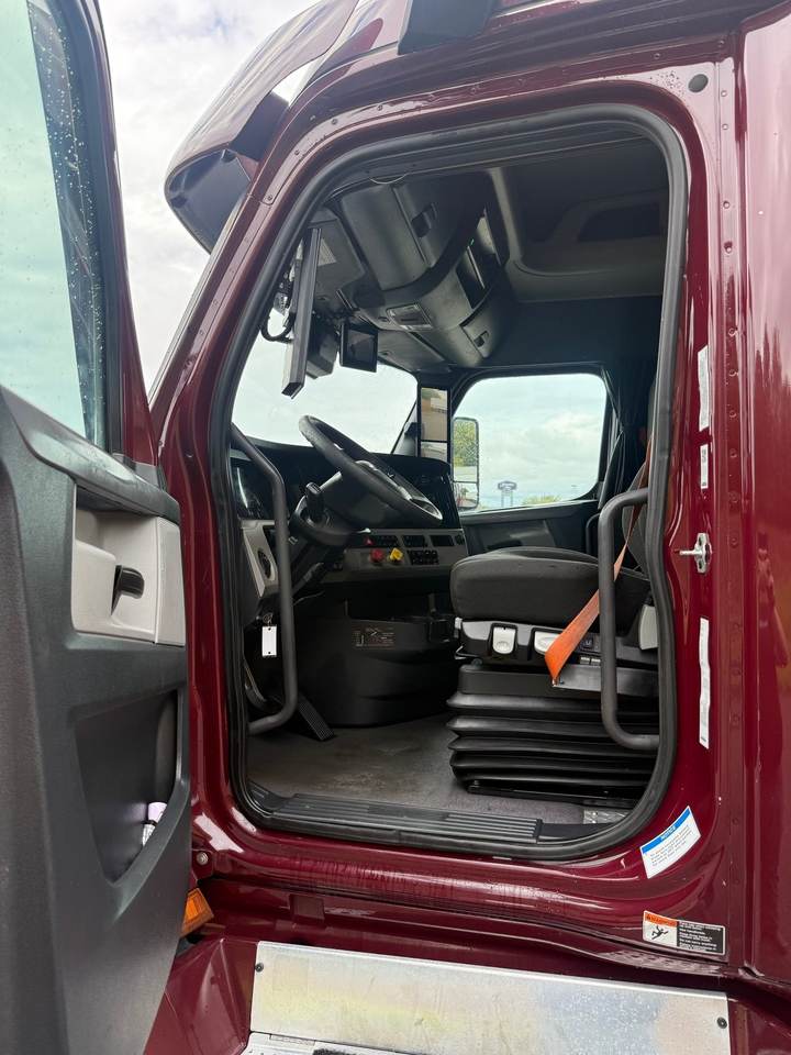 2021 Freightliner CASCADIA126 72" Mid Roof Sleeper, interior photo 8