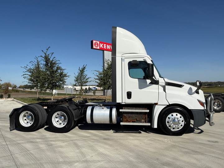 2021 Freightliner PT126064S T Day Cab, exterior photo 1