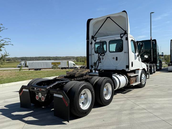 2021 Freightliner PT126064S T Day Cab, exterior photo 2