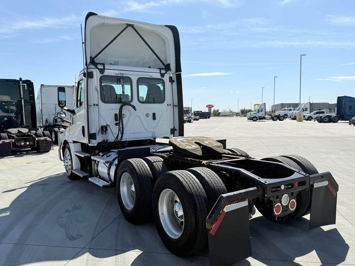 2021 Freightliner PT126064S T Day Cab, exterior photo 4