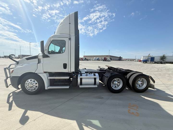 2021 Freightliner PT126064S T Day Cab, exterior photo 5