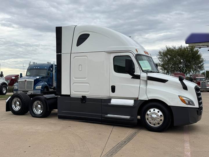2021 Freightliner PT126064ST 72" Raised Roof Sleeper, exterior photo 1