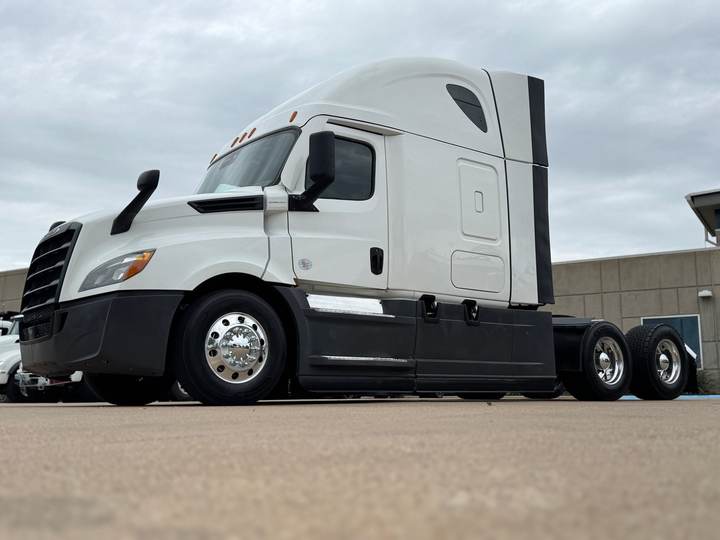 2021 Freightliner PT126064ST 72" Raised Roof Sleeper, exterior photo 4
