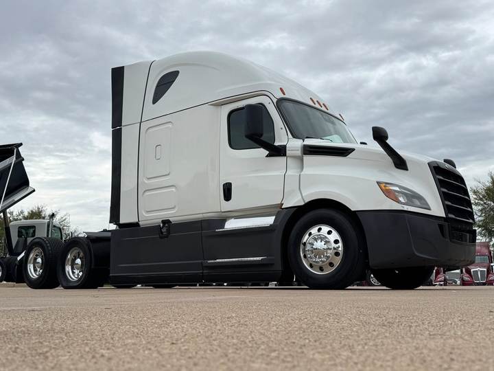 2021 Freightliner PT126064ST 72" Raised Roof Sleeper, exterior photo 6