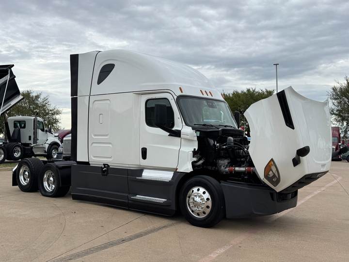 2021 Freightliner PT126064ST 72" Raised Roof Sleeper, exterior photo 9