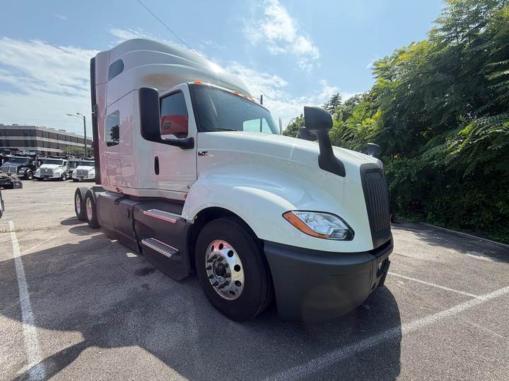 2021 International LT625 73" Raised Roof Sleeper, exterior photo 1