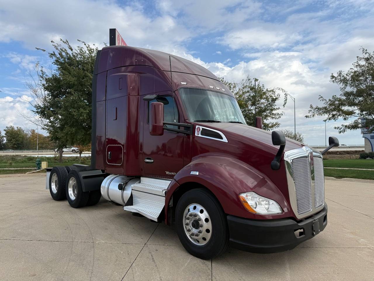 2021 Kenworth T680 52" Mid Roof Sleeper, exterior photo 1