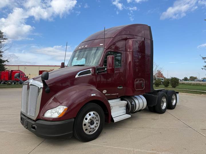 2021 Kenworth T680 52" Mid Roof Sleeper, exterior photo 2