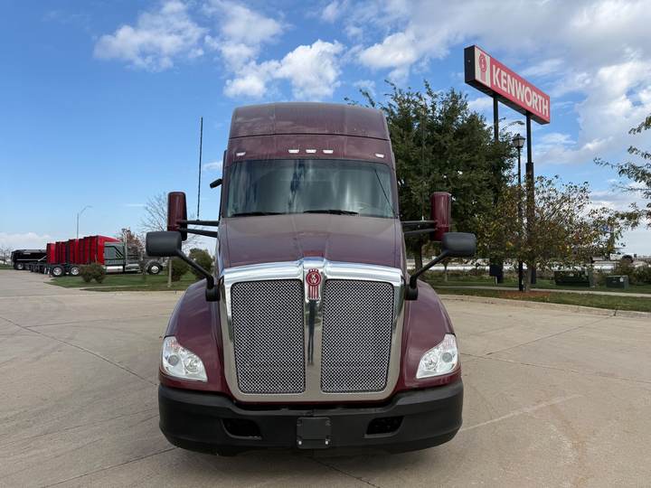 2021 Kenworth T680 52" Mid Roof Sleeper, exterior photo 3
