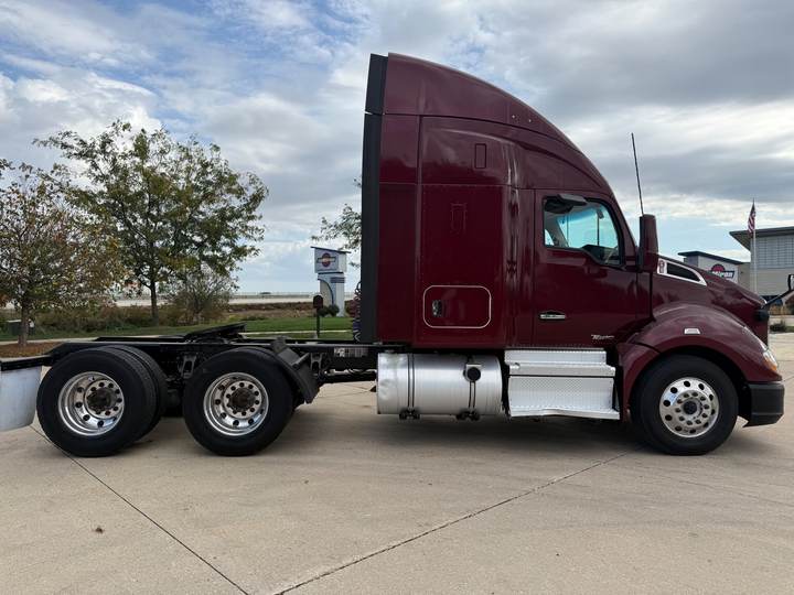2021 Kenworth T680 52" Mid Roof Sleeper, exterior photo 4