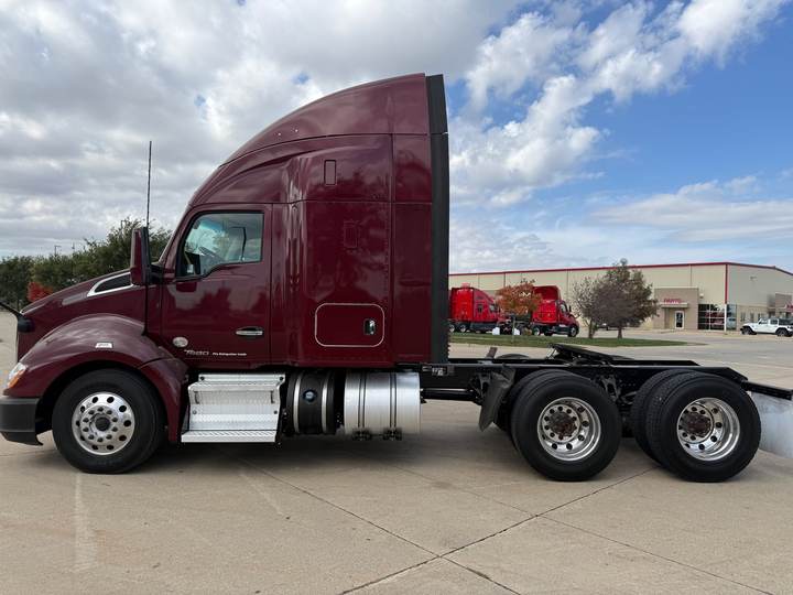 2021 Kenworth T680 52" Mid Roof Sleeper, exterior photo 5
