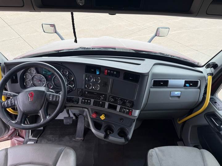 2021 Kenworth T680 52" Mid Roof Sleeper, interior photo 7