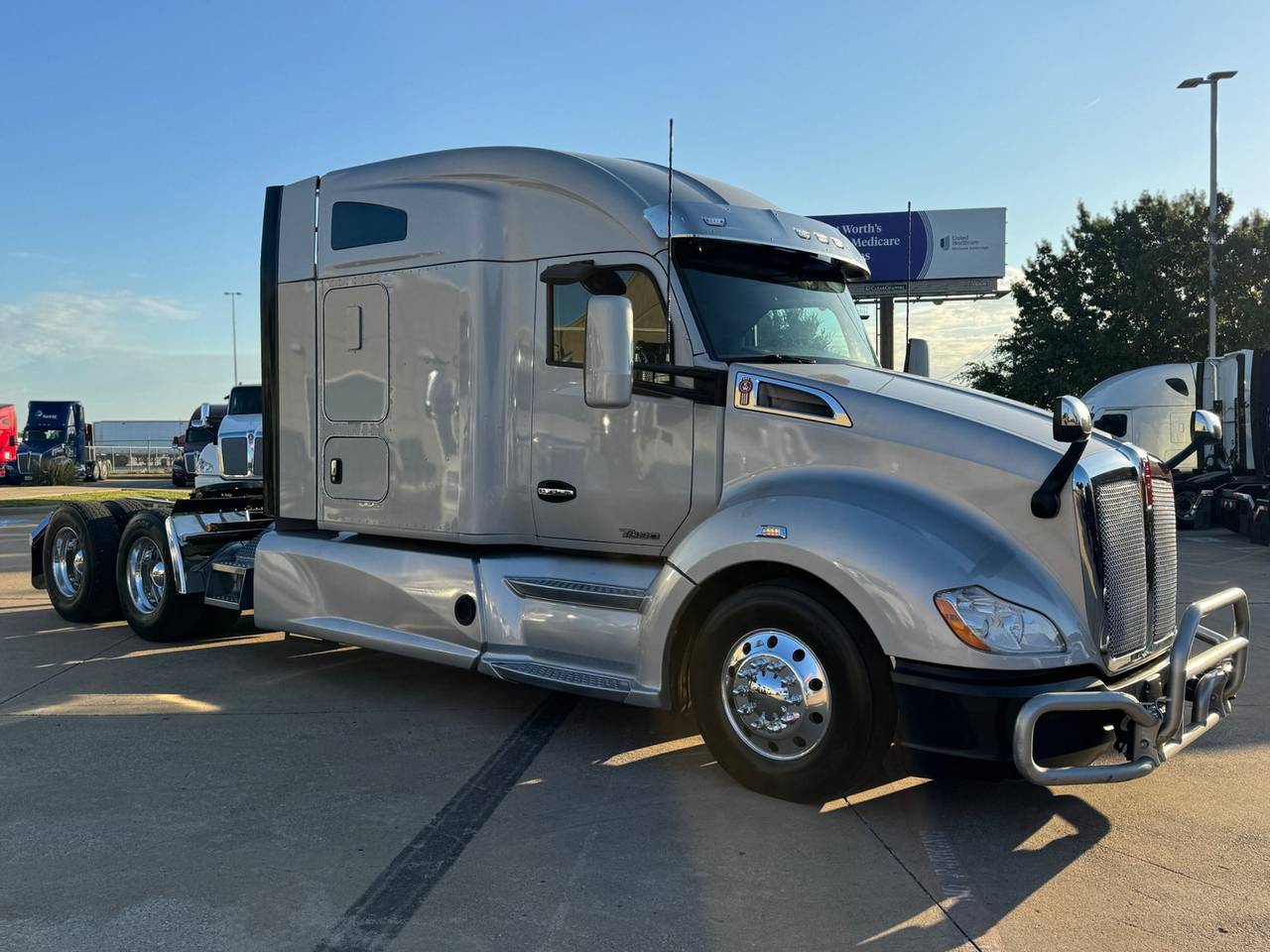2021 Kenworth T680 76" Mid Roof Sleeper, exterior photo 1