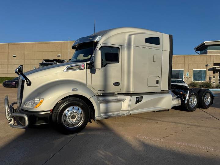 2021 Kenworth T680 76" Mid Roof Sleeper, exterior photo 2