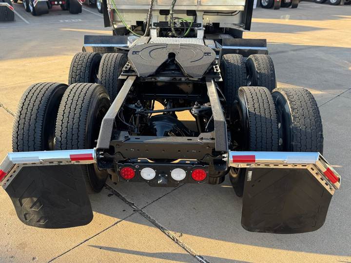 2021 Kenworth T680 76" Mid Roof Sleeper, exterior photo 3