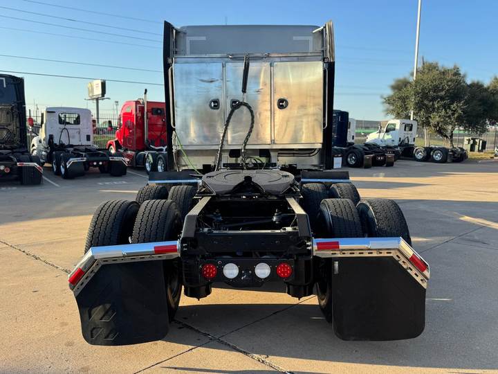 2021 Kenworth T680 76" Mid Roof Sleeper, exterior photo 4
