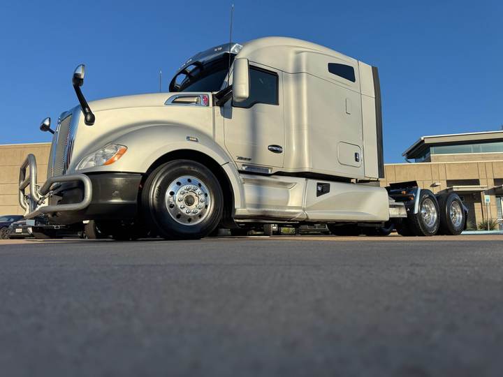 2021 Kenworth T680 76" Mid Roof Sleeper, exterior photo 5