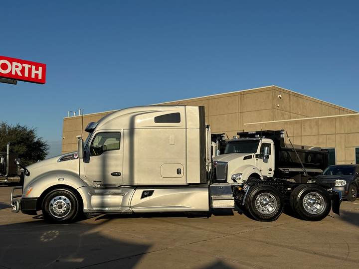 2021 Kenworth T680 76" Mid Roof Sleeper, exterior photo 6