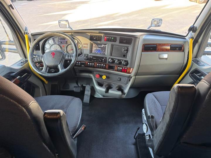 2021 Kenworth T680 76" Mid Roof Sleeper, interior photo 7