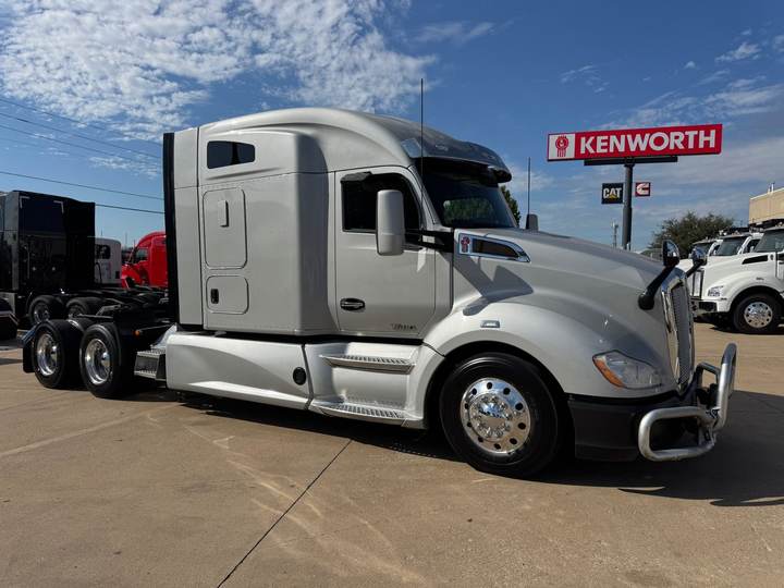2021 Kenworth T680 76" Mid Roof Sleeper, exterior photo 1