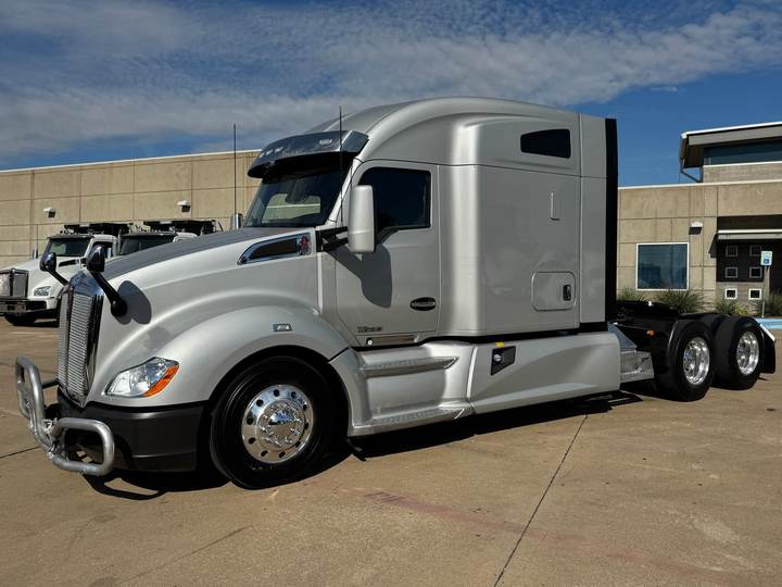 2021 Kenworth T680 76" Mid Roof Sleeper, exterior photo 2