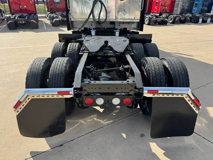 2021 Kenworth T680 76" Mid Roof Sleeper, exterior photo 3