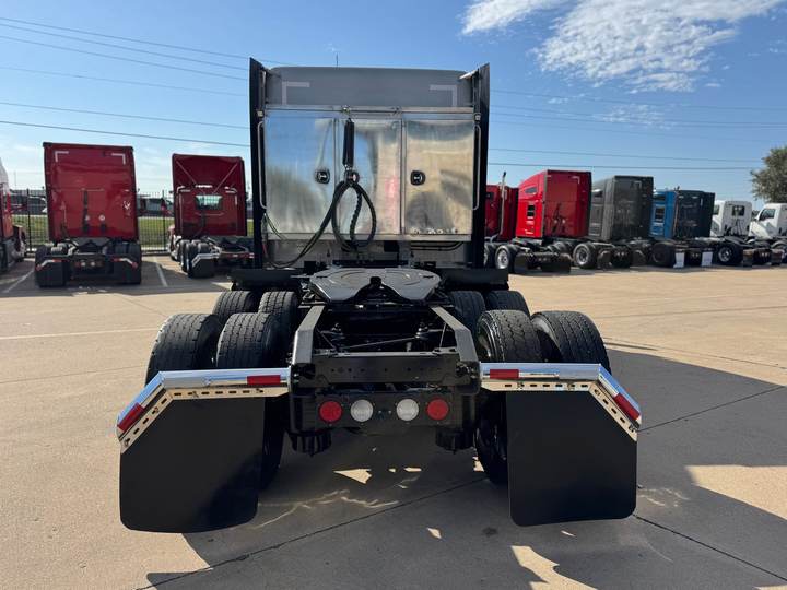 2021 Kenworth T680 76" Mid Roof Sleeper, exterior photo 4