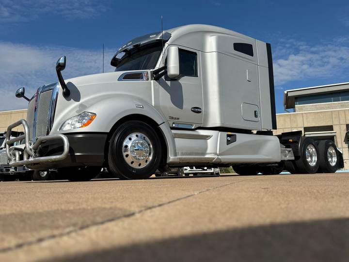2021 Kenworth T680 76" Mid Roof Sleeper, exterior photo 5